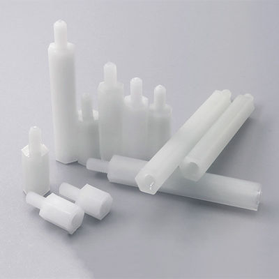 白いナイロン丸型プラスチックストンドフ プリント回路板の穴を通る設置のために