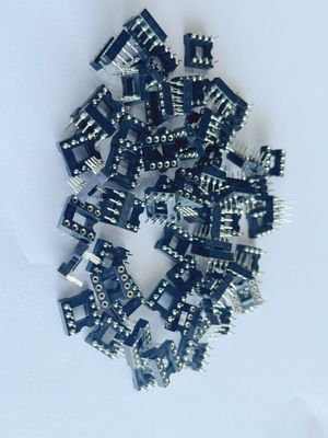 2.54mm 8ピンICソケットコネクタ 女性 直のピンヘッダー PBT 絶縁材料 黒